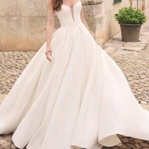Breathtaking Wedding Ballgown Derrick by Maggie Sottero Size 14 with sleeves